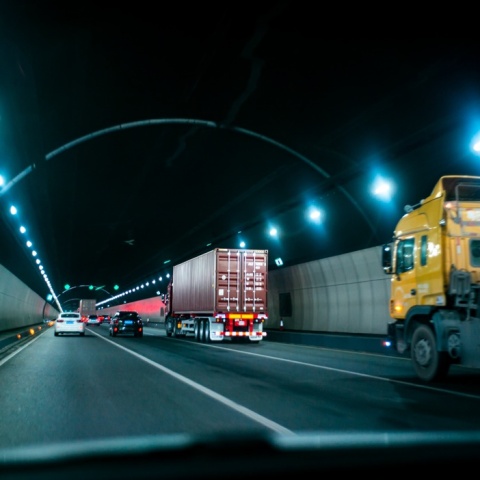 Φορτηγά και αυτοκίνητα σε σήραγγα