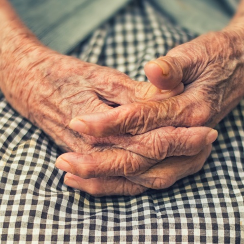 Τα χέρια ηλικιωμένης γυναίκας