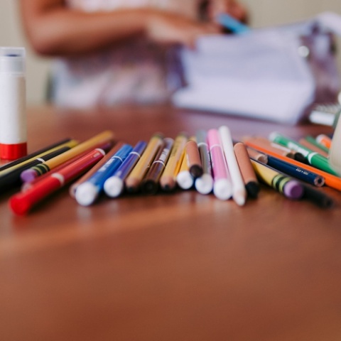 Σχολικά είδη (μολύβια και μπογιές) σε θρανίο