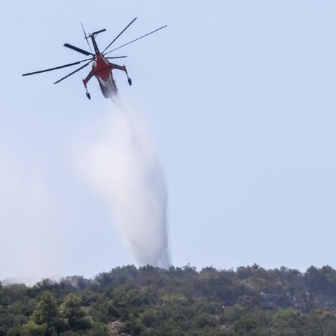 Φωτιά στο Βαρόσι Έδεσσας - Επιχειρούν εναέριες και επίγειες δυνάμεις της Πυροσβεστικής - Κατοικίες κοντά στο σημείο της πυρκαγιάς.