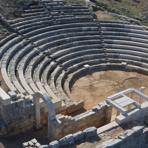 Υπουργείο Πολιτισμού: Αποκαταστάθηκε το αρχαίο θέατρο Πλευρώνας - Εγκαίνια υπό το φως της πανσελήνου παρουσία της Λίνας Μενδώνη.