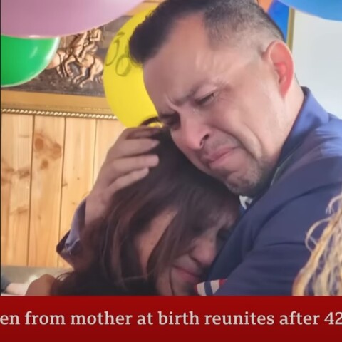 Ο 42χρονος αγκαλιάζει συγκινημένος τη βιολογική του μητέρα