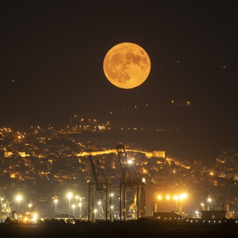 Υπερπανσέληνος Αυγούστου πάνω από τη Θεσσαλονίκη