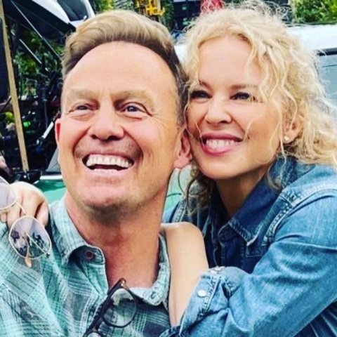 Ο Τζέισον Ντόνοβαν παραδέχεται ότι «ζήλευε» την Κάιλι Μινόγκ, καθώς «πάντα ξεχώριζε» - Η κοινή τους πορεία στην ποπ μουσική, την τηλεόραση και τη ζωή. 