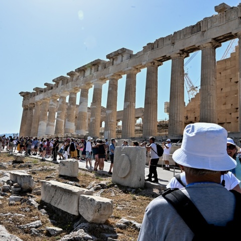 Επισκέπτες στην Ακρόπολη