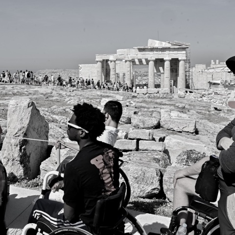 Τουρίστες στον ιερό βράχο της Ακρόπολης