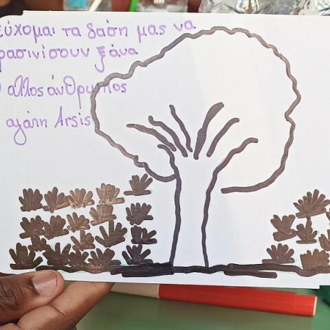 Προσφυγόπουλα ζωγραφίζουν τις συσκευασίες των γευμάτων πυροσβεστών στον Εβρο