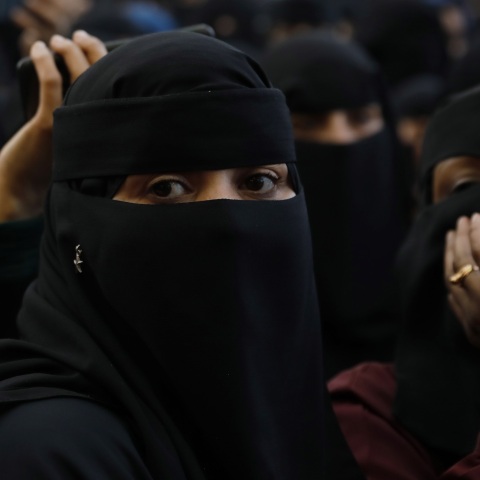 Εμανουέλ Μακρόν: «Πρέπει να είμαστε ανυποχώρητοι» στην απαγόρευση της αμπάγιας στο σχολείο - Οι θρησκευτικές πεποιθήσεις στο γαλλικό εκπαιδευτικό σύστημα.