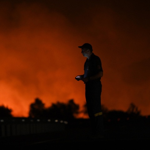 Φωτιά στον Έβρο: Μείωση της έντασης του μετώπου της πυρκαγιάς στη Λευκίμμη Σουφλίου - Υπό μερικό έλεγχο και η πυρκαγιά στο Στεφάνι Κορινθίας.