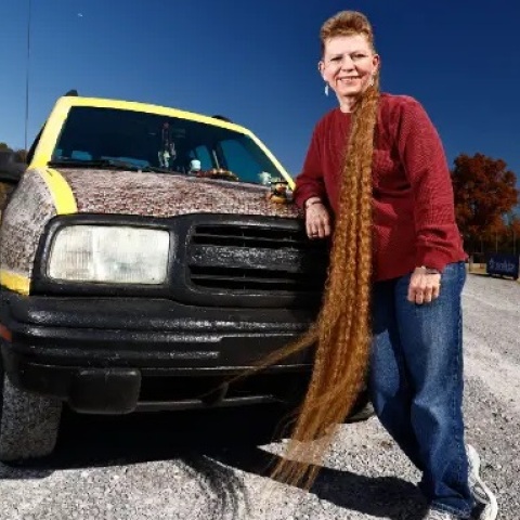 Παγκόσμιο Ρεκόρ Γκίνες: Η Τάμι Μάνις από το Τενεσί έχει χαίτη 173 εκατοστά - Έκοψε για τελευταία φορά το πίσω μέρος των μαλλιών της το 1990. 