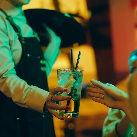 ΑΑΔΕ - Επιχείρηση Κάβος: Φοροδιαφυγή, νοθευμένα ποτά και λουκέτο σε 28 μπαρ στην Κέρκυρα - Τι προέκυψε από τους ελέγχους σε επιχειρήσεις εστίασης.