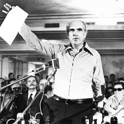 Ο Ανδρέας Παπανδρέου σε μία από τις ιστορικότερες φωτογραφίες από την ίδρυση του ΠΑΣΟΚ κρατά στα χέρια του τη Διακήρυξη της 3ης Σεπτεμβρίου