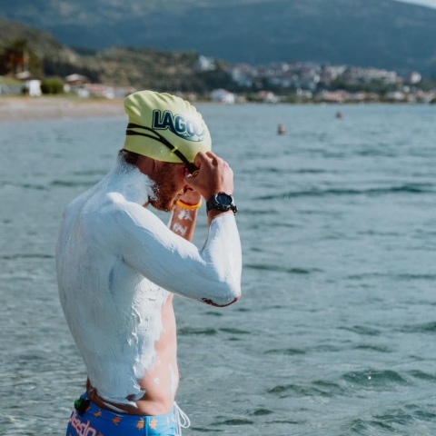 Βέλγος αθλητής κολύμπησε 131 χιλιόμετρα χωρίς διακοπή στον Κορινθιακό Κόλπο - Κατέρριψε το παγκόσμιο ρεκόρ κολύμβησης ανοιχτής θαλάσσης.