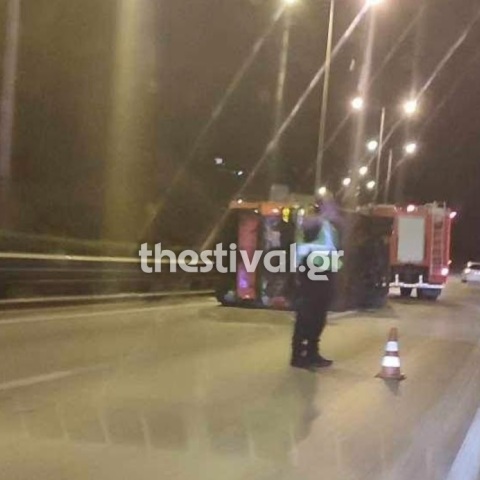 Νταλίκα διπλωμένη σε δρόμο στη Θεσσαλονίκη 