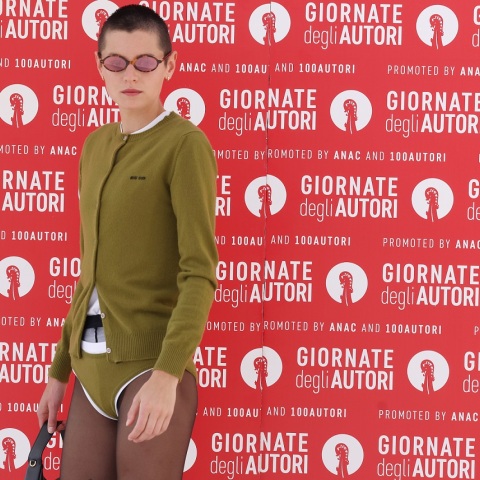 Έμα Κόριν: Η απελευθερωτική εμφάνιση στο κόκκινο χαλί του Φεστιβάλ Βενετίας - Η non-binary σταρ του «The Crown» ποζάρει φορώντας εσώρουχο.  