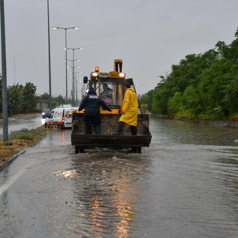 Πλημμυρισμένοι δρόμοι στη Λάρισα