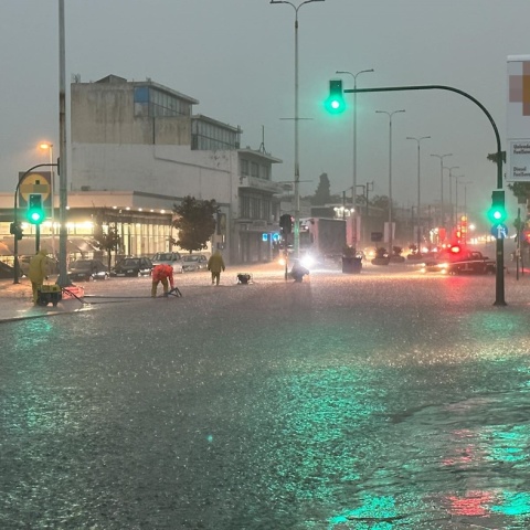 Πλημμυρισμένος δρόμος στον Βόλο από την κακοκαιρία Daniel