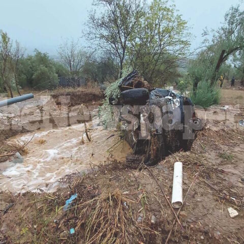 Όχημα αναποδογυρισμένο σε ρέμα στον Βόλο που πλήττεται από την κακοκαιρία Daniel