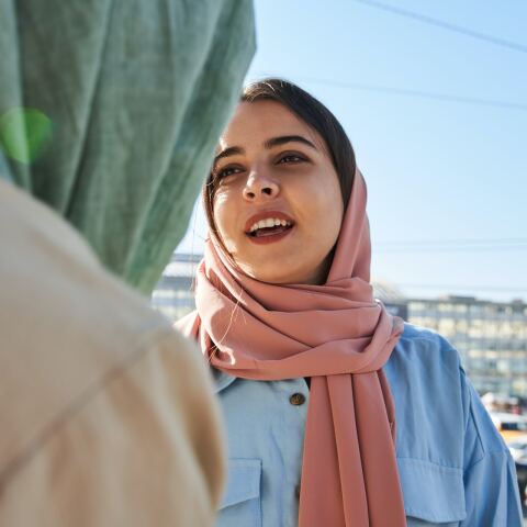 Νεαρή κοπέλα που φορά αμπάγια