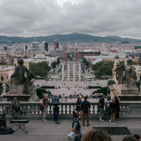 Τουρίστες σε αξιοθέατο της Ισπανίας