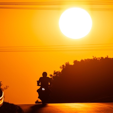 Ήλιος πάνω από τον δρόμο και οδηγός σε συνθήκες καύσωνα