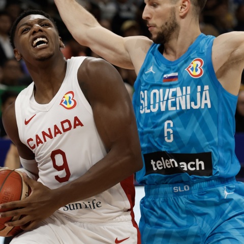 Ο Καναδάς επικράτησε της Σλοβενίας με 100-89 ,σε μια αναμέτρηση με αρκετά νεύρα και αποβολές των Ντόντσιτς και Μπρουκς, και θα αντιμετωπίσει τη Σερβία για μια θέση στον τελικό.