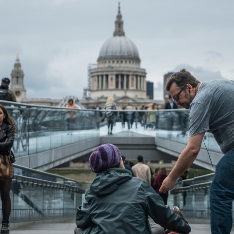 Βρετανία: Οι κάτοικοι της χώρας κινδυνεύουν να βιώσουν τη χειρότερη πτώση του βιοτικού τους επιπέδου από τη δεκαετία του 1950, σύμφωνα με μελέτη.