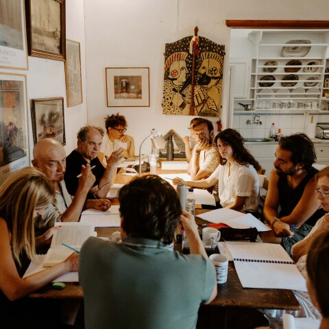 Στιγμιότυπο από τις πρώτες αναγνώσεις στην Άνδρο για το "Έγκλημα και τιμωρία" που σκηνοθετεί ο Δημήτρης Τάρλοου στο θέατρο Πορεία