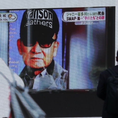 Ιαπωνία: Η επικεφαλής πρακτορείου ταλέντων της J-pop παραιτήθηκε μετά τις αποκαλύψεις για σεξουαλικές κακοποιήσεις από τον ιδρυτή του.