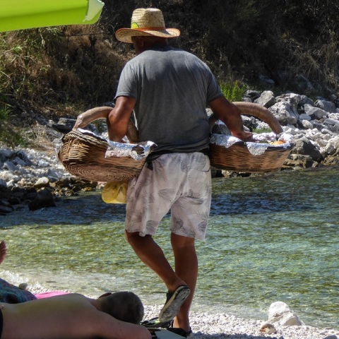 Θεσσαλονίκη: Ελεύθερος με όρους ο φερόμενος αρχηγός της λεγόμενης «μαφίας των λουκουμάδων» - Λόγω αναβολής της δίκης - Πώς δρούσε η οργάνωση.