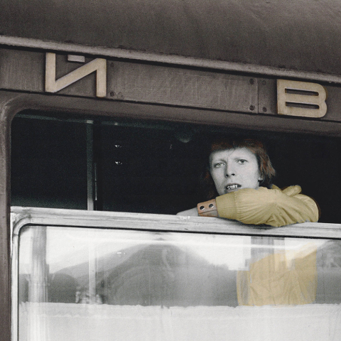 O Geoff MacCormack φωτογραφίζει τον David Bowie στο Trans-Siberia Express, 1973  © GM Collection