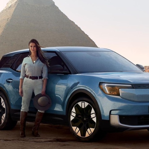 Λέξι Άλφορντ: H αμερικανίδα εξερευνήτρια θα διανύσει πάνω από 28.000 χιλιόμετρα σε λιγότερο από 100 ημέρες με ηλεκτρικό αυτοκίνητο. 