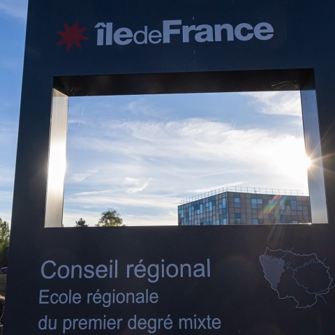  Γαλλία: Ένας πατέρας κατηγορείται ότι απείλησε να σκοτώσει τον λυκειάρχη που απαγόρευσε στην κόρη του να παρακολουθήσει τα μαθήματα επειδή φορούσε αμπάγια.