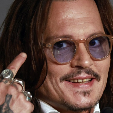 Ο Τζόνι Ντεπ πρωταγωνιστεί ξανά σε καμπάνια διάσημου αρώματος - Ανανέωσε το συμβόλαιό του με τον οίκο Dior έναντι 20 εκατομμυρίων δολαρίων.