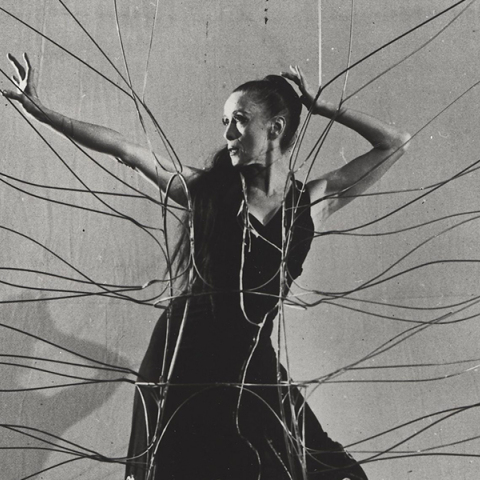 Η Μάρθα Γκράχαμ ως Μήδεια με το σκηνικό του Ισάμου Νογκούτσι στο έργο της Cave of the Heart, 1946. Κοστούμια και χορογραφία Μάρθα Γκράχαμ. Φωτογραφία © Cris Alexander. Courtesy of Martha Graham Resources.