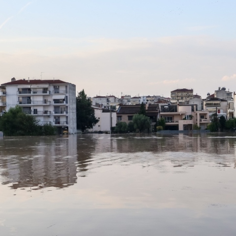 Αν μάθαμε κάτι, τώρα δεν είναι η ώρα να τάξουμε θαύματα και επιδόματα για τη Θεσσαλία 