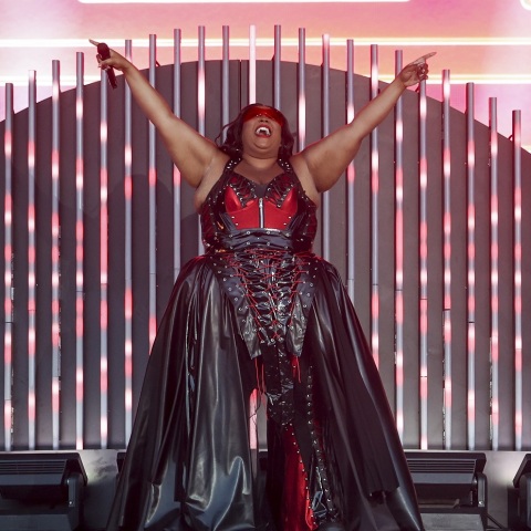 Παρά τις μηνύσεις και τις καταγγελίες, η Lizzo θα βραβευτεί για την ανθρωπιστική της δράση