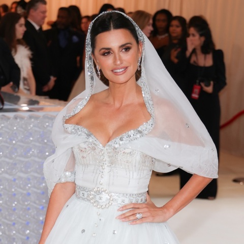 Η Penelope Cruz θα πρωταγωνιστήσει στη νέα διασκευή μυθιστορήματος της Elena Ferrante
