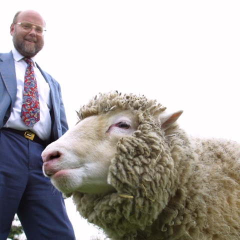 Βρετανία: Πέθανε ο «μπαμπάς» της Ντόλι, ο Βρετανός επιστήμονας Ίαν Γουίλμουτ, ο πατέρας της κλωνοποίησης - Η επαναστατική του έρευνα συνεπήρε την κοινή γνώμη.