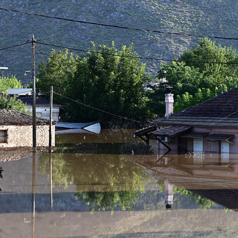 «Τρύπια» σωσίβια, «αδιάβροχες» ψήφοι