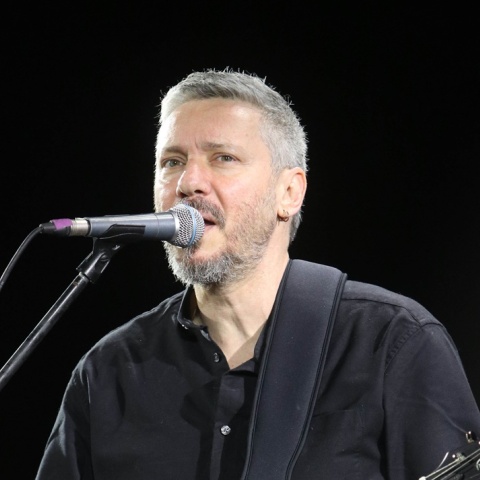 Ο Αλκίνοος Ιωαννίδης μπροστά στο μικρόφωνο με την κιθάρα στο χέρι