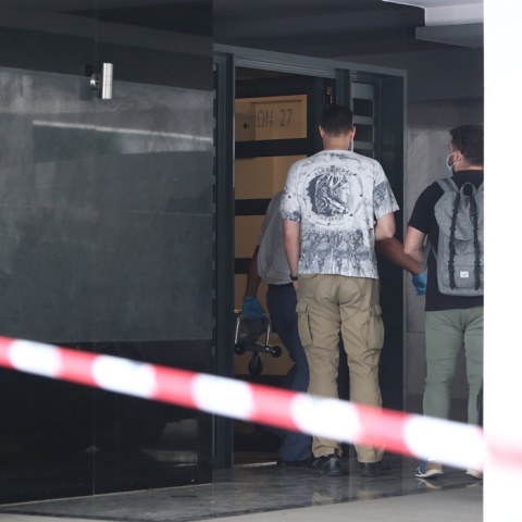 Αστυνομικοί και πολίτες έξω από το σπίτι όπου διαπράχθηκε η νέα γυναικοκτονία στην Καλαμαριά