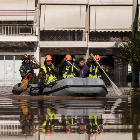 Κάτοικοι αποεγκλωβίζονται με βάρκες από τα πλημμυρισμένα σπίτια τους στη Νέα Σμύρνης Λάρισας