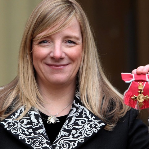 Η Σάρα Μπάρτον αποχωρεί από τον οίκο μόδας Alexander McQueen - Σχεδίασε μεταξύ άλλων το νυφικό φόρεμα της Κέιτ Μίντλετον. 