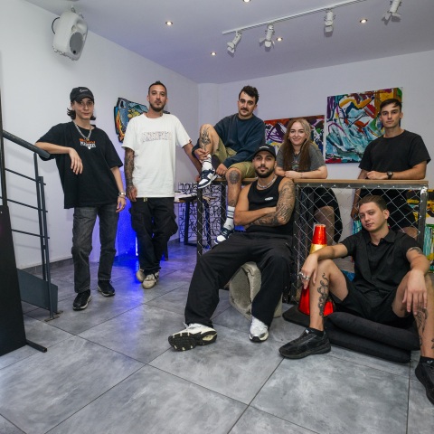 Αφιέρωμα Θεσαλονίκη: Η καλλιτεχνική ομάδα N40 και ο πολυχώρος στην Πλάτωνος 10 που στεγάζει tattoo studio, σύγχρονο κομμωτήριο, cafe bar και γκαλερί.