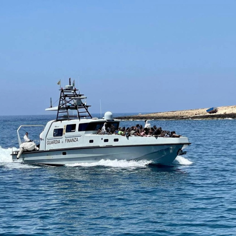 Σκάφος του ιταλικού λιμενικού επιχειρεί στα ανοιχτά της Λαμπεντούσα