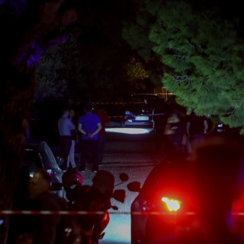 Ο τόπος του εγκλήματος στην Αρτέμιδα - Φανοί της ΕΛ.ΑΣ. στο σημείο της εν ψυχρώ εκτέλεσης των έξι Τούρκων