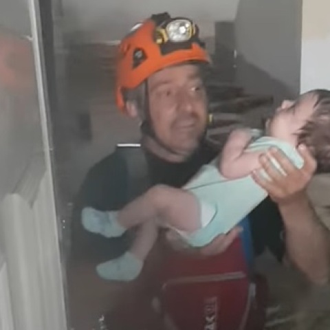 Θεσσαλία: Άνδρας της ΕΜΑΚ βγάζει βρέφος από πλημμυρισμένο σπίτι - To βίντεο που αναρτήθηκε στα social media και η συγκινητική προσπάθεια του διασώστη.