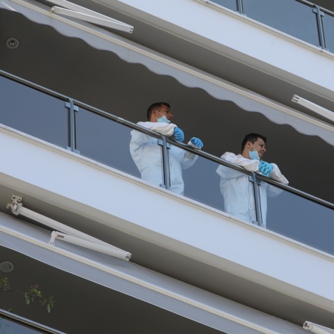 Οι αρχές στο σπίτι όπου διαπράχθηκε η γυναικοκτονία στην Καλαμαριά - Στελέχη της σήμανσης με ειδική στολή και φωτογραφική μηχανή στο στο μπαλκόνι της οικείας