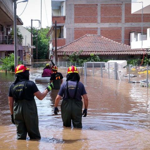 Πυροσβέστες βουτηγμένοι στα νερά από τις πλημμύρες  επιχειρούν για τη διάσωση ατόμων 